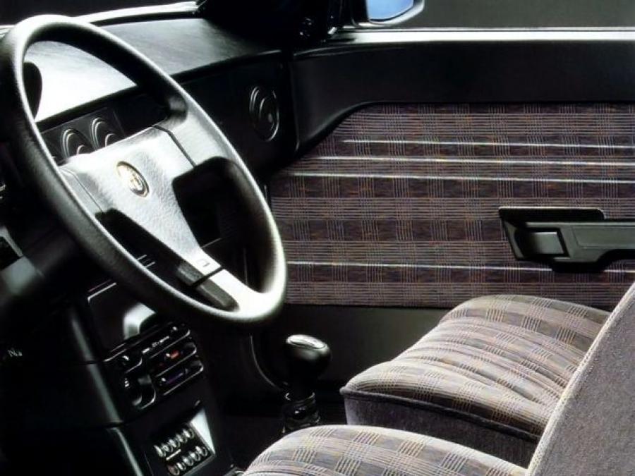 Интерьер Alfa Romeo 33 1986 года  (фото 4 из 7)